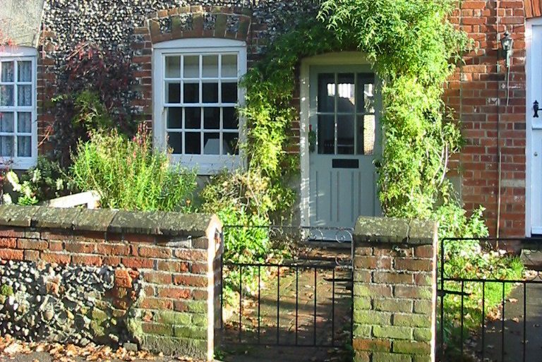 Exterior view September cottage for rent