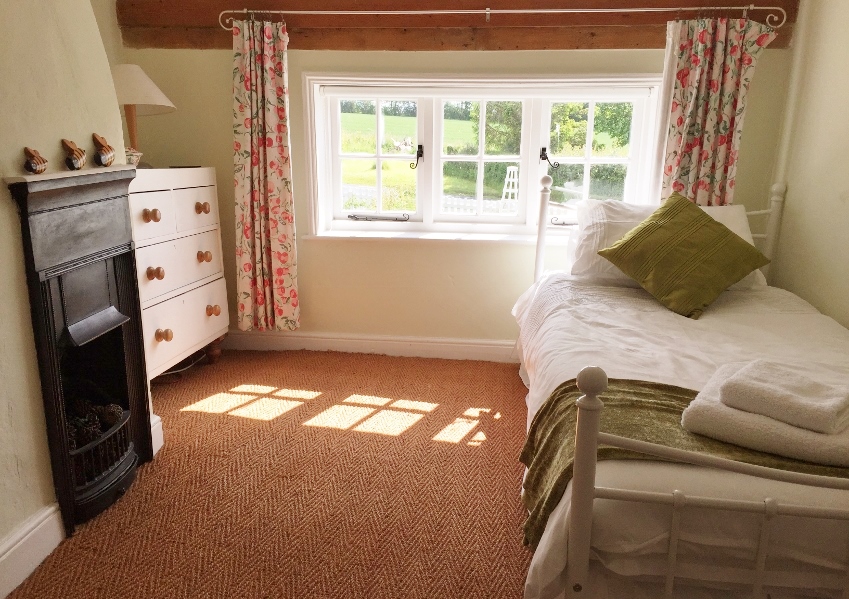 comfortable single bedroom in country cottage 9 the hill