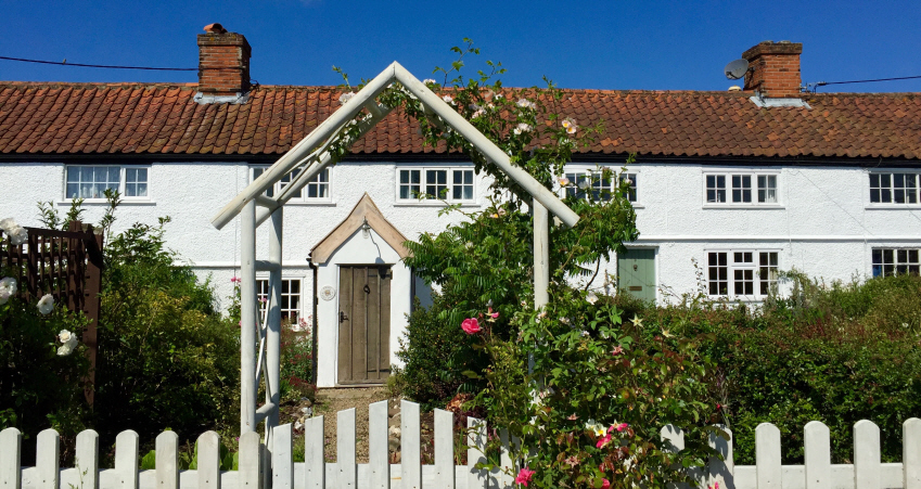 front view of 8 hill cottage